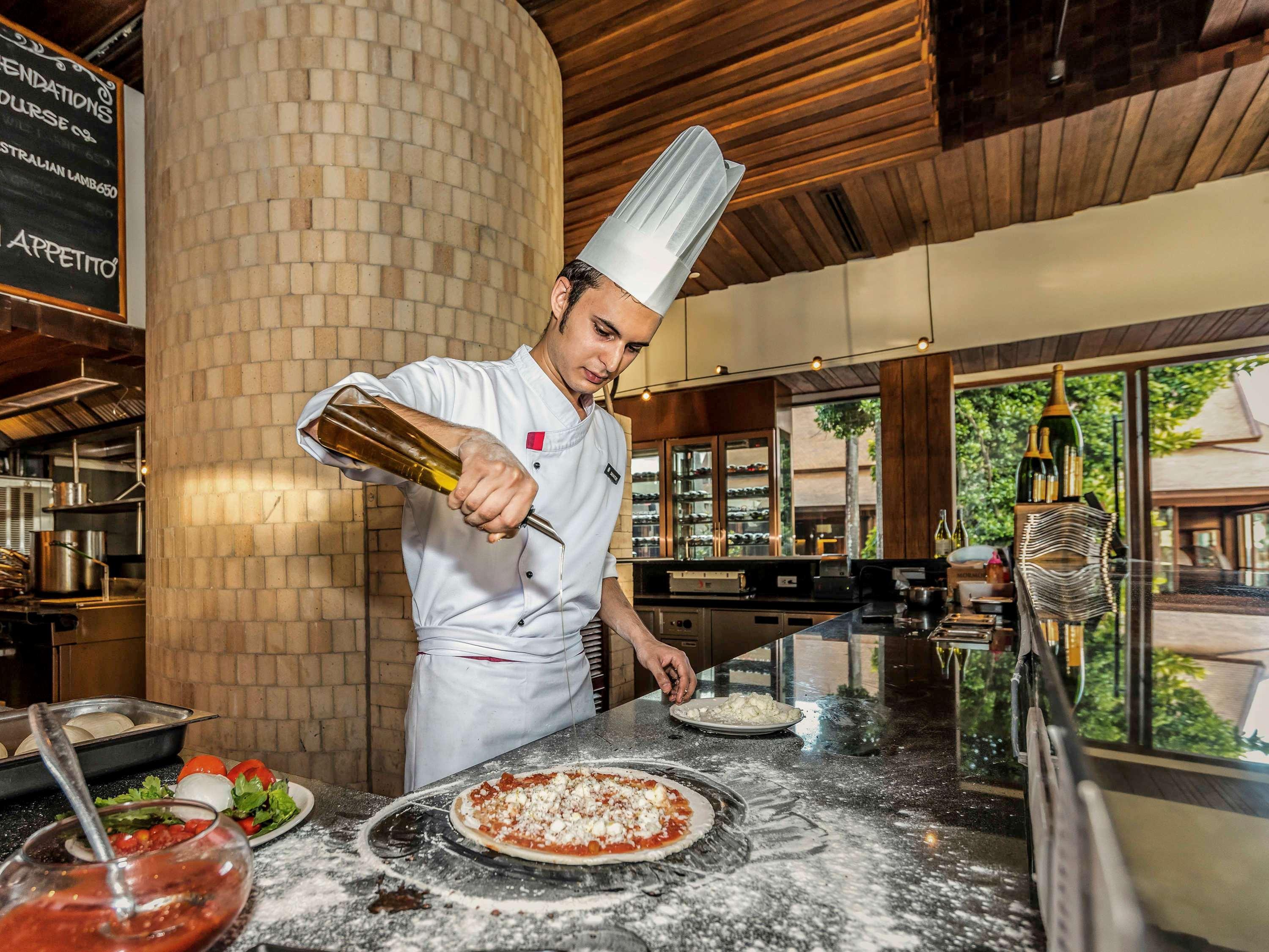Pullman Phuket Arcadia Naithon Beach المظهر الخارجي الصورة A pizzaiolo preparing a pizza