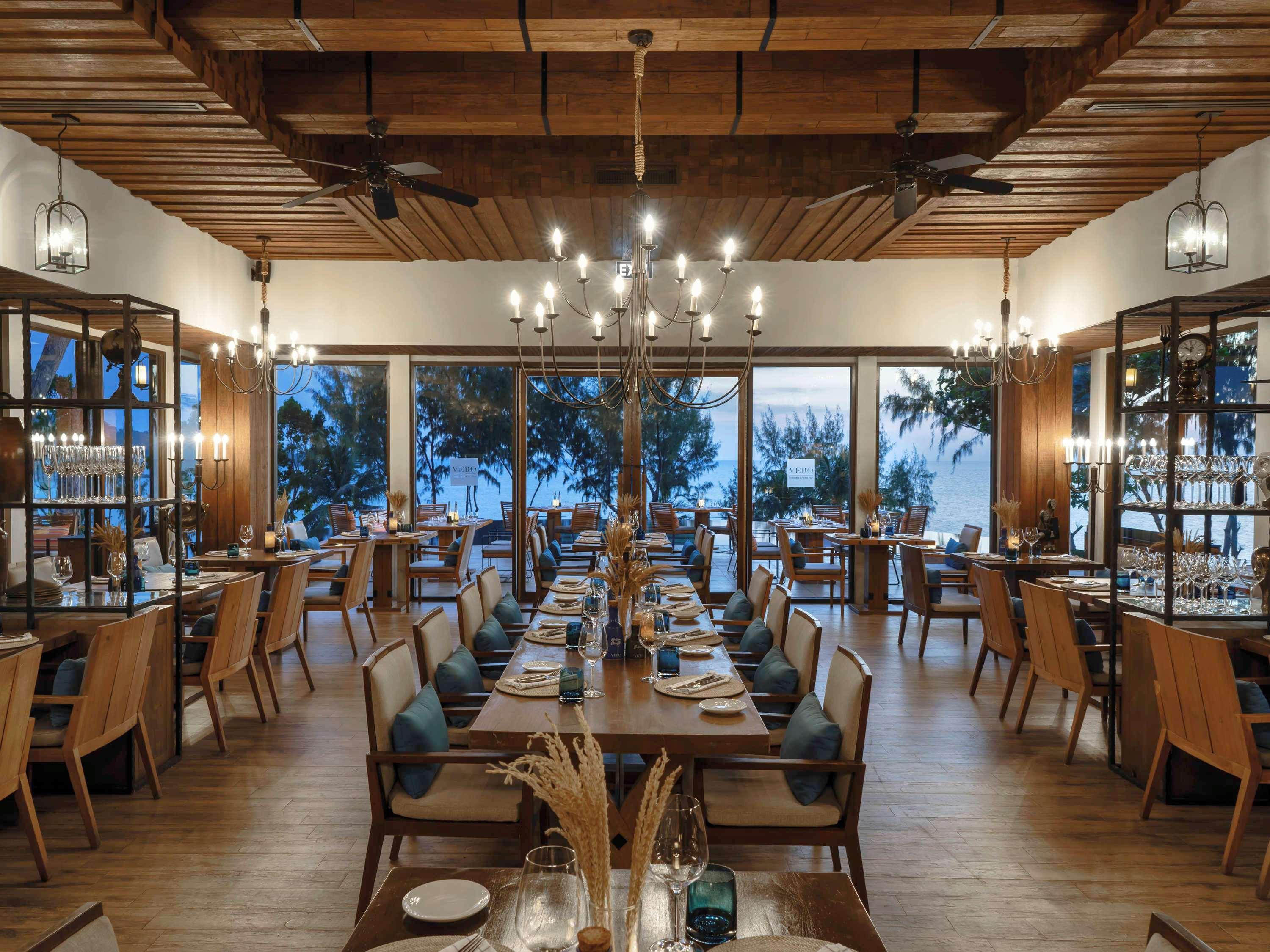 Pullman Phuket Arcadia Naithon Beach المظهر الخارجي الصورة The restaurant at the hotel