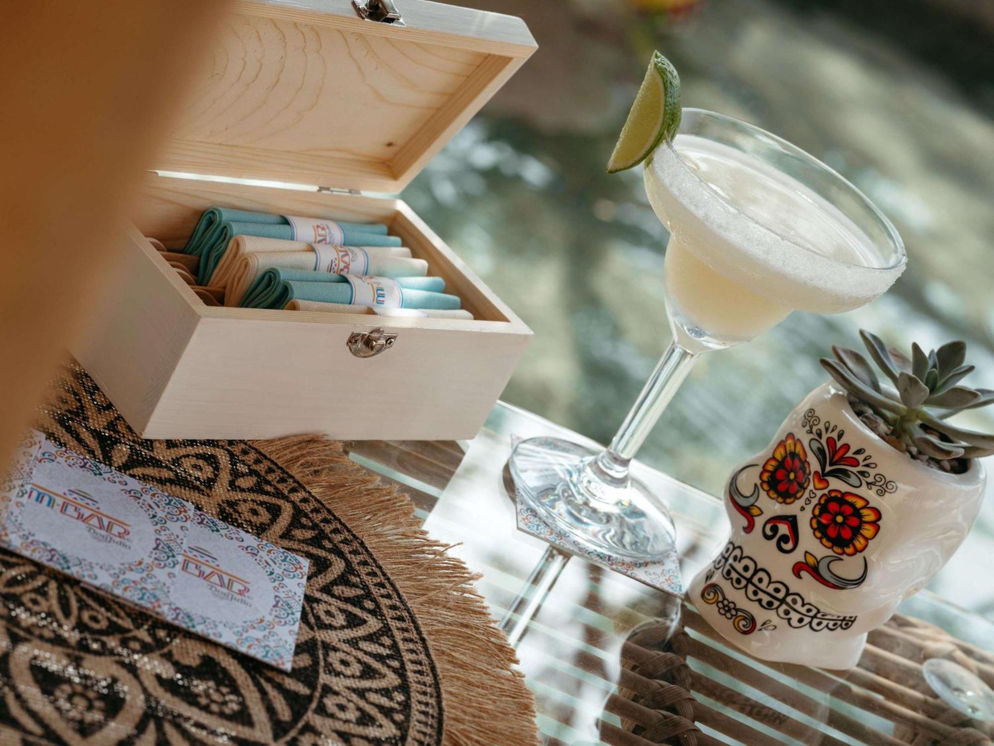 Pullman Phuket Arcadia Naithon Beach المظهر الخارجي الصورة A margarita garnished with lime