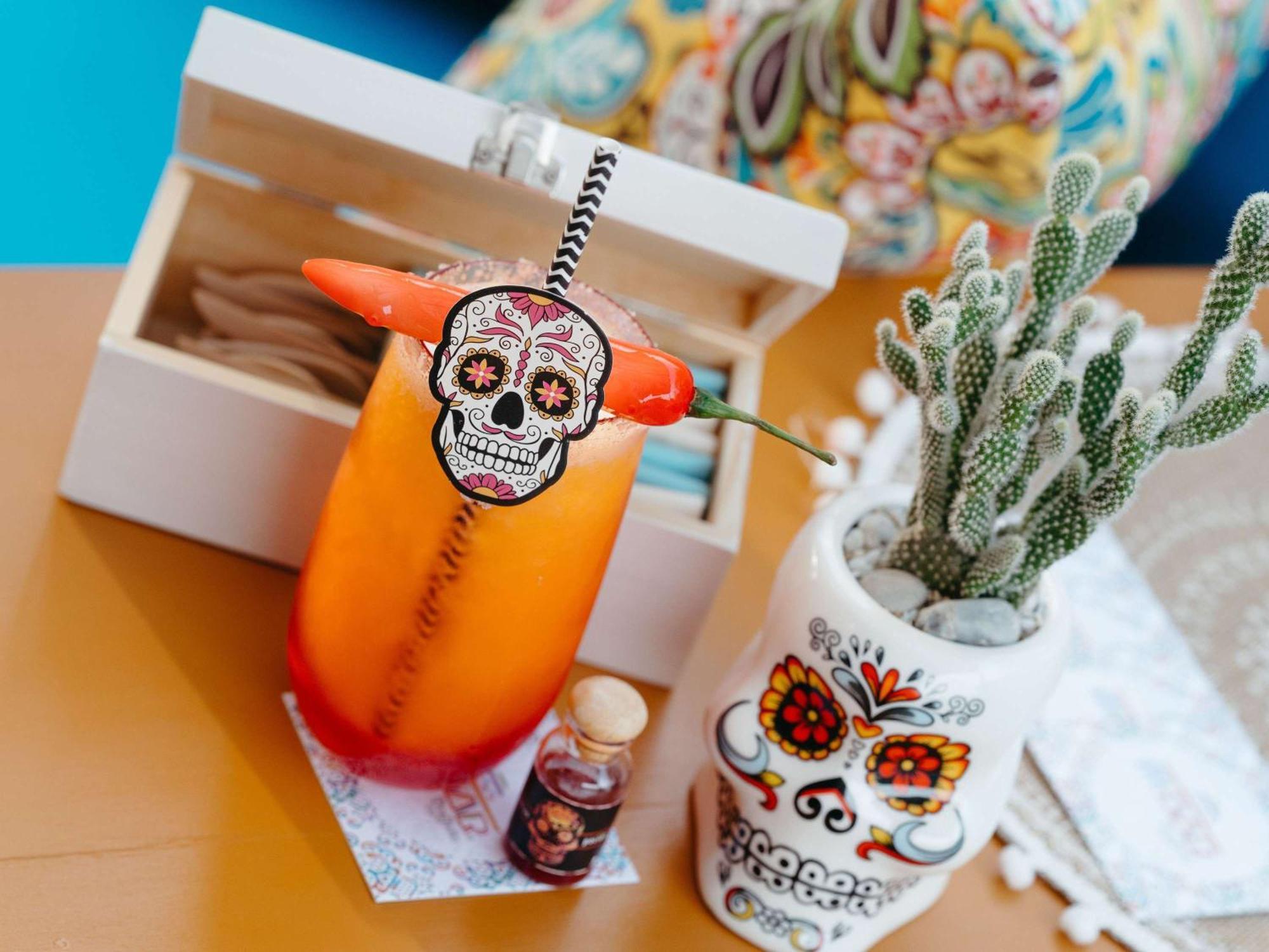 Pullman Phuket Arcadia Naithon Beach المظهر الخارجي الصورة A cocktail with a sugar skull