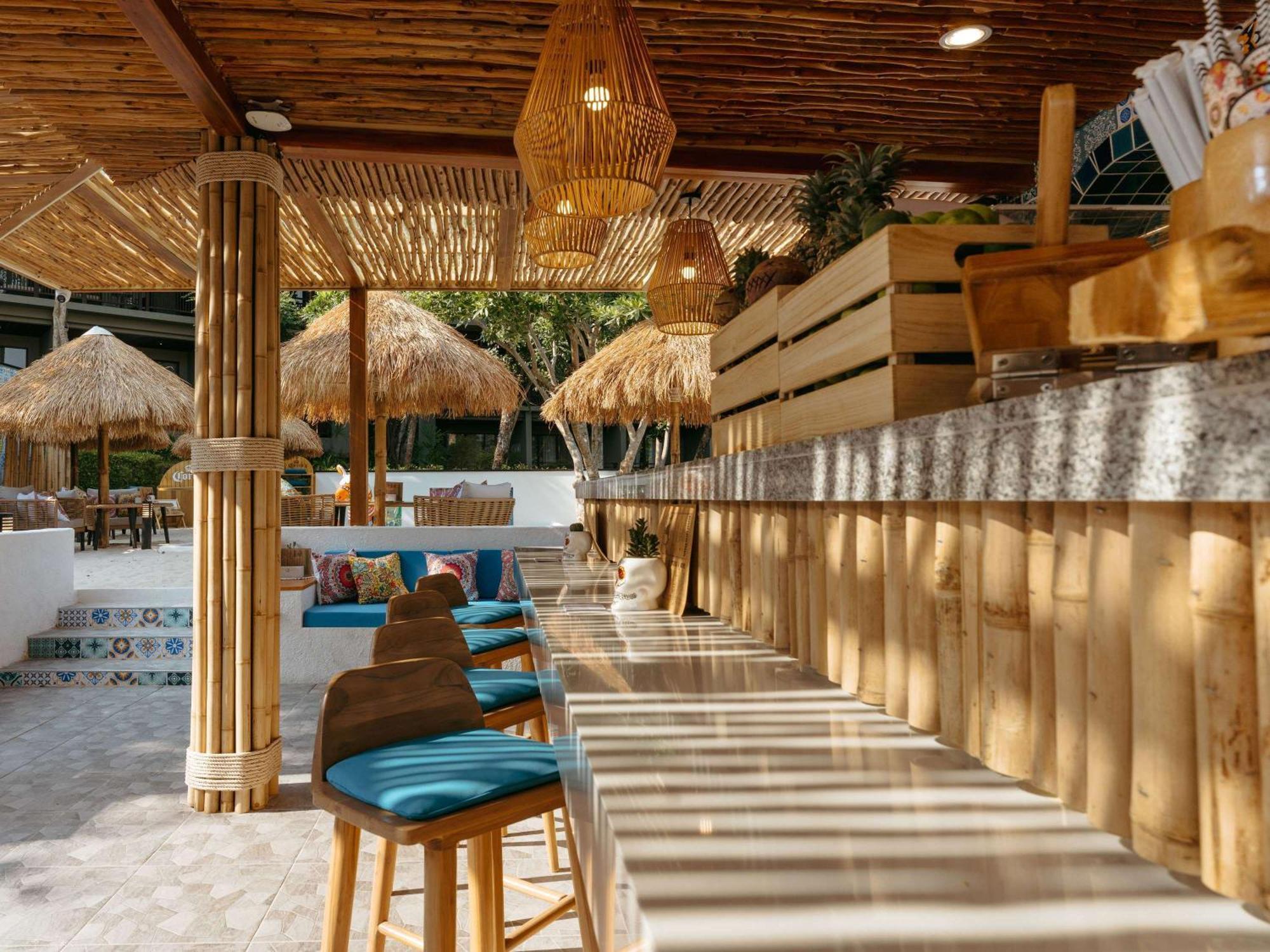 Pullman Phuket Arcadia Naithon Beach المظهر الخارجي الصورة The bar at the beach club